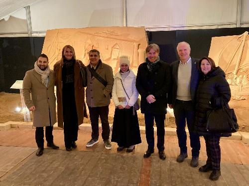 Foto di gruppo della visita dell'assessore Sergio Emidio Bini al presepe di sabbia di Lignano Sabbiadoro (foto Davide Glerean)