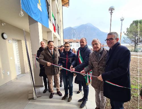 Il taglio del nastro all'esterno del nuovo edificio Ater a Gemona (Roberti a destra)