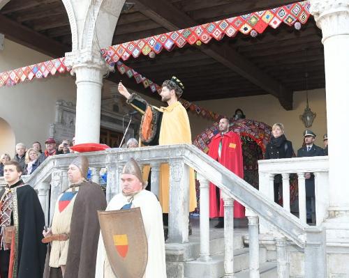 L'assessore regionale Zilli alla testa del corteo da palazzo Elti di Gemona per la tradizionale Messa del Tallero