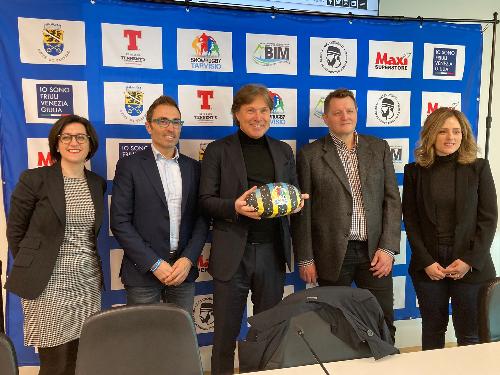 L'assessore regionale alle Attività produttive  e Turismo, Sergio Emidio Bini con il vicesindaco di Tarvisio, Serena De Simone, la presidente dell'Uisp, Sara Vito, il vicepresidente del Consiglio regionale, Stefano Mazzolini e il direttore del torneo, Cesare Zambelli.