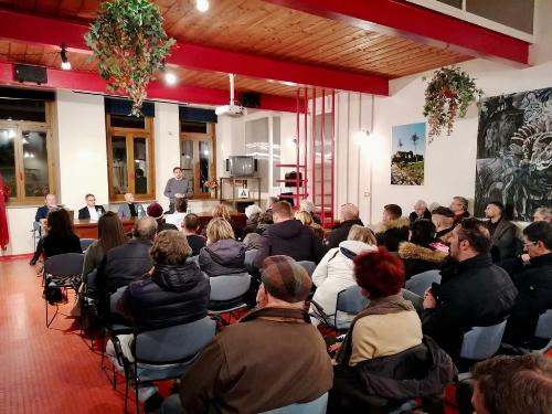 Una fase dell'incontro svoltosi nella sede della Somsi a Pinzano, alla presenza dell'assessore regionale alla Montagna Stefano Zannier
