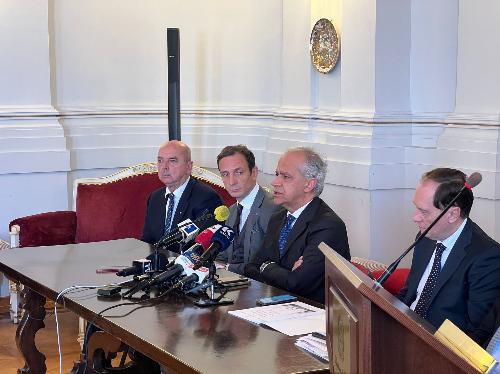 La conferenza stampa al termine della riunione del Comitato per l'Ordine e la Sicurezza pubblica convocata dal prefetto di Trieste Pietro Signoriello, alla quale hanno partecipato, tra gli altri, il ministro Piantedosi e il ministro per i Rapporti con il Parlamento Luca Ciriani, il viceministro della transizione ecologica Vannia Gava, il governatore del Friuli Venezia Giulia Massimiliano Fedriga e l'assessore alla sicurezza Pierpaolo Roberti e il sindaco di Trieste Roberto Dipiazza.