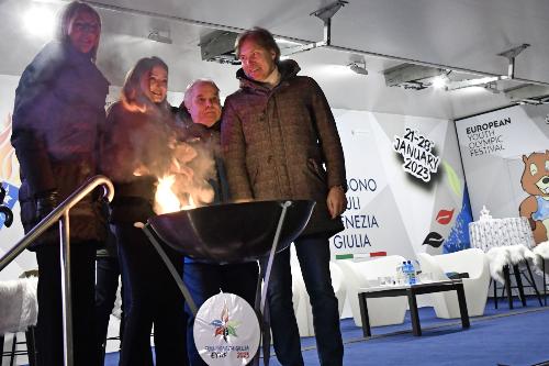 L'accensione della Torcia olimpica nel braciere Eyof a Lignano con l'assessore regionale Sergio Emidio Bini (primo a destra nella foto)