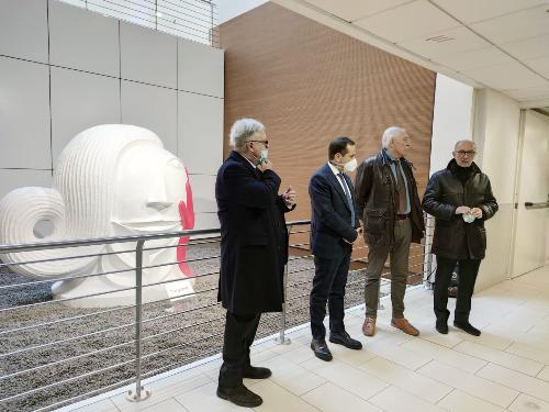 Il vicepresidente del Friuli Venezia Giulia con delega alla Salute Riccardo Riccardi allo scoprimento dell'opera d'arte contemporanea "Vergogna".