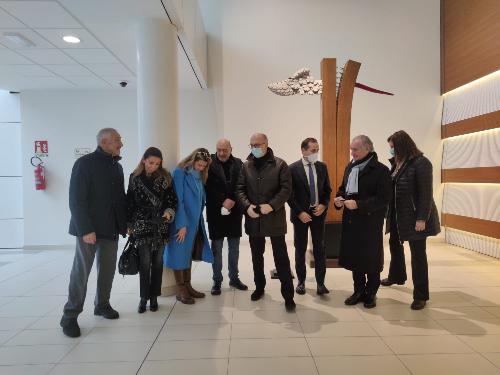 Il vicegovernatore del Friuli Venezia Giulia con delega alla Salute Riccardo Riccardi alla cerimonie di scoprimento dell'opera d'arte contemporanea installata nell'area del padiglione 15 dell'ospedale di Udine "Il male sconfitto". 