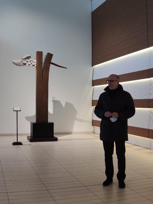 Il vicegovernatore del Friuli Venezia Giulia con delega alla Salute Riccardo Riccardi alla cerimonie di scoprimento dell'opera d'arte contemporanea installata nell'area del padiglione 15 dell'ospedale di Udine "Il male sconfitto". 
