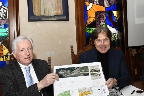 Il sindaco di Grado Claudio Kovatsch e l'assessore alle Attività produttive e turismo Sergio Emidio Bini mostrano il progetto di ampliamento dell'area termale di Grado