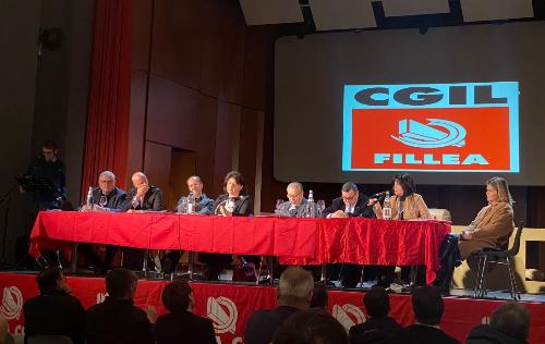 Nella foto il tavolo dei relatori del congresso regionale della Fillea Cgil durante l'intervento dell'assessore Alessia Rosolen (secondo da destra) 