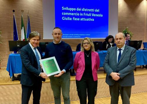 L'assessore regionale Sergio Emidio Bini consegna la targa al Panificio Clocchiatti (ritira la targa Eliano Clocchiatti, assieme al sindaco di Povoletto Giuliano Castenetto e all’assessore Lisa Rossi)