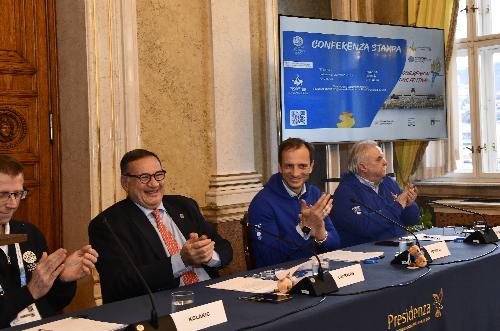 Al centro il governatore Fedriga durante la conferenza stampa