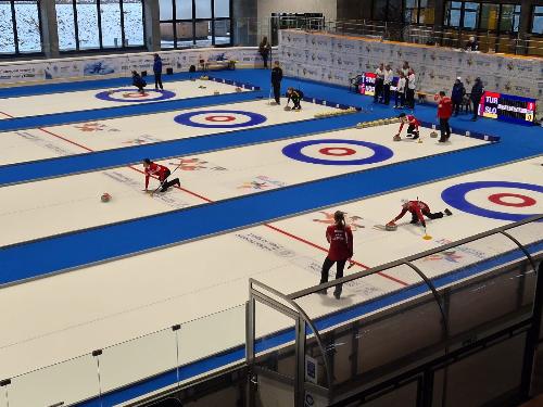 l palazzetto del ghiaccio di Claut che ospita le gare di curling nell'ambito degli Eyof 2023, il Festival olimpico invernale della gioventù europea