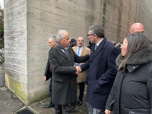 L’assessore regionale alle Autonomie locali e sicurezza Pierpaolo Roberti assieme al ministro dell’Interno Matteo Piantedosi e al vice sindaco di Trieste alla Risiera di San Sabba.