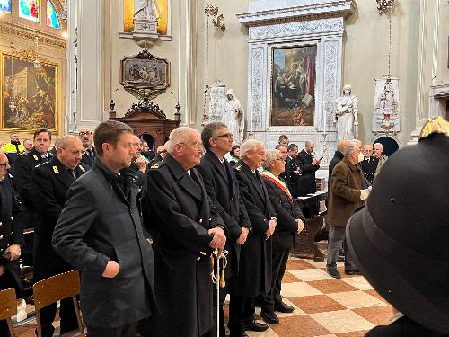 L'assessore Pierpaolo Roberti, al centro, alla messa per il santo patrono della Polizia locale, San Sebastiano, nella basilica Beata Vergine delle Grazie a Udine.