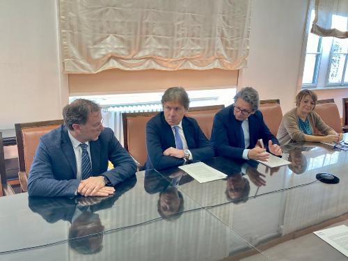 L'assessore regionale alle Attività produttive Sergio Emidio Bini (secondo da sinistra nella foto) alla conferenza stampa a Trieste sull'acquisto di terreni in zona Noghere da parte dell'Autorità di sistema portuale