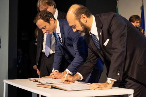 Il governatore Fedriga e il presidente del Tic  Andrea Gumina nel momento della firma