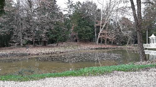 L'area del laghetto all'interno del parco di Villa Varda a Brugnera nella quale sono previsti i lavori di manutenzione