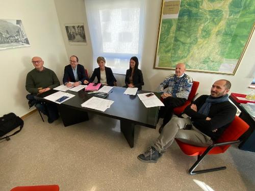 Il tavolo di lavoro con i sindaci della Comunità del Gemonese e l'assessore regionale alle Finanze Barbara Zilli