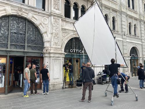 Il set de "La fortuna di Laura" in piazza Unità d'Italia a Trieste