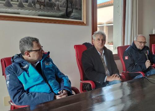 Il vicegovernatore Riccardo Riccardi al microfono nella sala municipale di San Martino al Tagliamento. Da sinistra a destra: l'assessore regionale Stefano Zannier, il sindaco Francesco Del Bianco e Riccardi