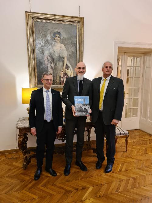 L'assesore Stefano Zannier e il presidente di Pordenone Fiere Renato Pujatti con - al centro - l'ambasciaotre italiano a Belgrado Luca Gori