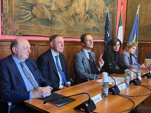 Il governatore Massimiliano Fedriga (il terzo da sinistra) nel corso della conferenza stampa di presentazione dell'edizione 2024 del Big Science Business Forum alla presenza degli assessori Alessia Rosolen e Sergio Emidio Bini, dei ministri all'Università e alla Ricerca Anna Maria Bernini, alle Imprese e al Made in Italy Adolfo Urso e all'Ambiente e alla Sicurezza Energetica Gilberto Pichetto Fratin, del sottosegretario agli Esteri e alla Cooperazione Internazionale Maria Tripodi e dei presidenti del Consiglio Nazionale delle Ricerche Maria Chiara Carrozza, dell'Istituto Nazionale di Fisica Nucleare Antonio Zoccoli, dell'Istituto Nazionale di Astrofisica Marco Tavani e di Area Science Park Caterina Petrillo.
