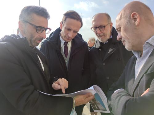 Il governatore Massimiliano Fedriga e il vicegovernatore Riccardo Riccardi (al centro della foto) al sopralluogo nel cantiere di Cattinara