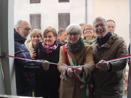 Alla sinistra il vicegovernatore Riccardo Riccardi e l'assessore regionale Barbara Zilli al momento del taglio del nastro. Primo da destra il presidente del Consiglio regionale Piero Mauro Zanin