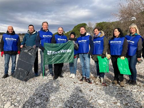 L'assessore regionale alla Difesa dell'ambiente Fabio Scoccimarro (terzo da sinistra nella foto) con il sindaco di Duino Aurisina Igor Gabrovec (sesto da sinistra), il presidente di FareVerde FVG Francesco Greco (quarto da sinistra) e un gruppo di volontari