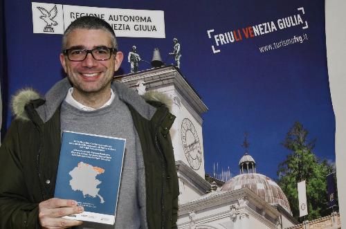 L'assessore regionale alle Autonomie locali Pierpaolo Roberti con gli atti della prima Conferenza regionale sulla tutela delle minoranze di lingua tedesca del Friuli Venezia Giulia, tenutasi nell'ottobre del 2021