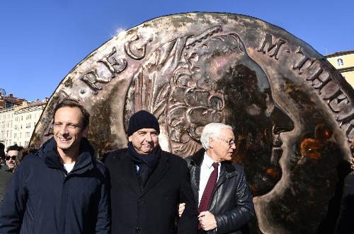 Il governatore del Friuli Venezia Giulia Massimiliano Fedriga dassieme al sindaco Roberto Dipiazza e al presidente della Fondazione CrTrieste Paniccia durante la cerimonia di svelamento del 'Tallero'.