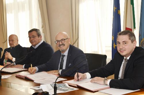L'assessore regionale al Demanio Sebastiano Callari (terzo da sinistra nella foto) firma a Trieste gli atti di concessione demaniale che riguardano tre darsene di Aprilia Marittima.