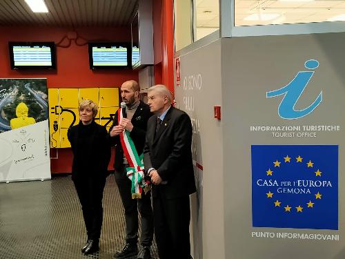 L'assessore regionale alle Finanze Barbara Zilli con il presidente della Casa per l'Europa Ivo Del Negro e il sindaco di Gemona del Friuli Roberto Revelant.