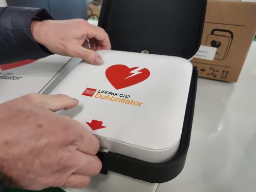 Uno dei defibrillatori automatici esterni (Dae) a disposizione della Protezione civile regionale.