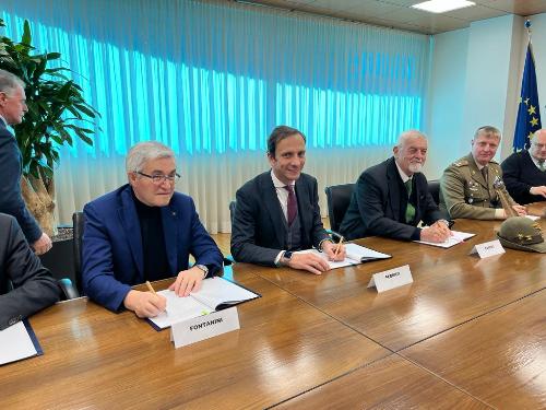 Il governatore Massimiliano Fedriga (al centro della foto) a Udine alla firma per la costituzione del Comitato d'onore per l'Adunata degli Alpini di Udine 2023