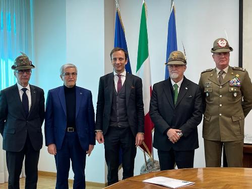 Il governatore Massimiliano Fedriga (al centro della foto) a Udine alla firma per la costituzione del Comitato d'onore per l'Adunata degli Alpini di Udine 2023
