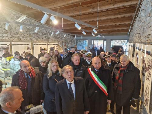 Il presidente del Senato Ignazio La Russa al Monumento nazionale della foiba di Basovizza assieme alle più alte cariche istituzionali triestine tra cui l'assessore regionale Fabio Scoccimarro.