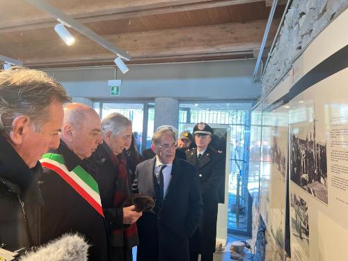 Il presidente del Senato Ignazio La Russa al Monumento nazionale della foiba di Basovizza assieme alle più alte cariche istituzionali triestine tra cui l'assessore regionale Fabio Scoccimarro.