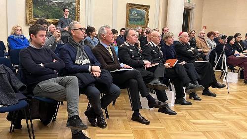 Le prime file del pubblico che ha assistito, in Sala Ajace nel Comune di Udine, all'incontro per la presentazione del libro "quarant'anni di restauri nelle terre del Friuli"