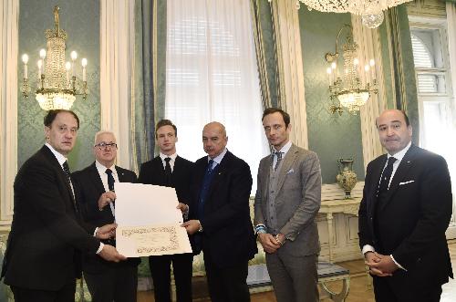 Fedriga assieme al ministro Ciriani, al sindaco Dipiazza e all'assessore alla Difesa dell'ambiente Fabio Scoccimarro alla consegna da parte del prefetto di Trieste della medaglia commemorativa ai congiunti degli infoibati e delle vittime dell'esodo giuliano dalmata a Mario Musizza in memoria dello zio Mario Musizza