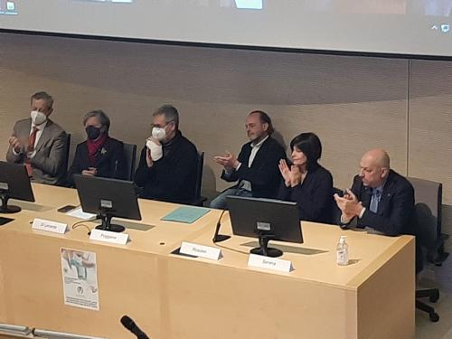 L'assessore regionale all'Università Alessia Rosolen (seconda da destra nella foto) nell'Aula Magna dell'ospedale di Cattinara