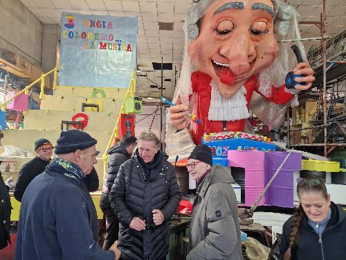 L'assessore regionale Fabio Scoccimarro mentre visita il capannone delle Compagnie del carnevale di Muggia 