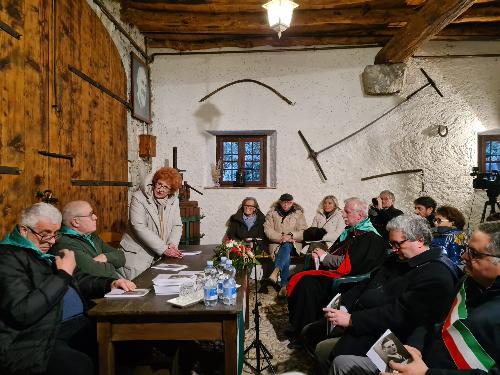 L'assessore regionale Tiziana Gibelli mentre interviene alla presentazione del libro