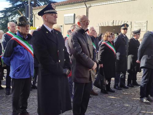 Una fase della cerimonina svoltasi in piazza a Faedis, alla presenza del vicegovernatore Riccardo Riccardi