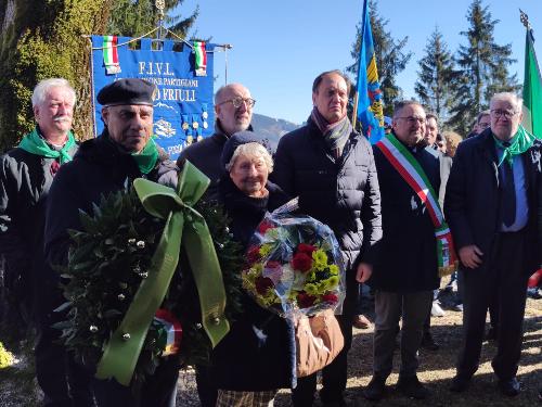 La deposizione di fiori a malga Porzus, alla presenza del vicegovernatore Riccardo Riccardi e del ministro Ciriani
