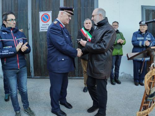 Il vicegovernatore Riccardo Riccardi consegna le chiavi della nuova autobotte al Corpo Pompieri Volontari di Camporosso