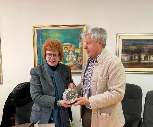 L'assessore regionale alla Cultura, Tiziana Gibelli, riceve il simbolo del Kulturni Dom dal presidente Igor Komel.