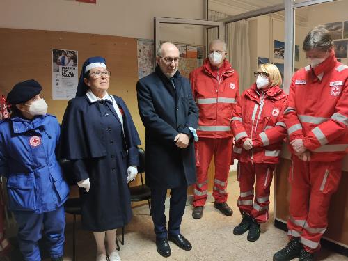 Il vicegovernatore Riccardo Riccardi (al centro della foto) all'ambulatorio di quartiere di Paderno (Udine)