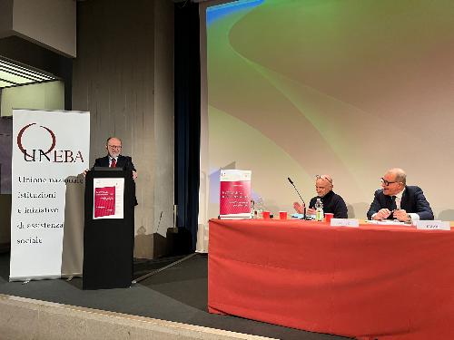 L'intervento del vicegovernatore con delega alla Salute Riccardo Riccardi durante il convegno organizzato da Uneba