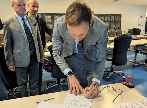 Il Governatore Massimiliano Fedriga sottoscrive l'atto di proclamazione a Udine