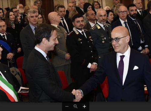 Il saluto tra il governatore Massimiliano Fedriga e il questore Pietro Ostuni.